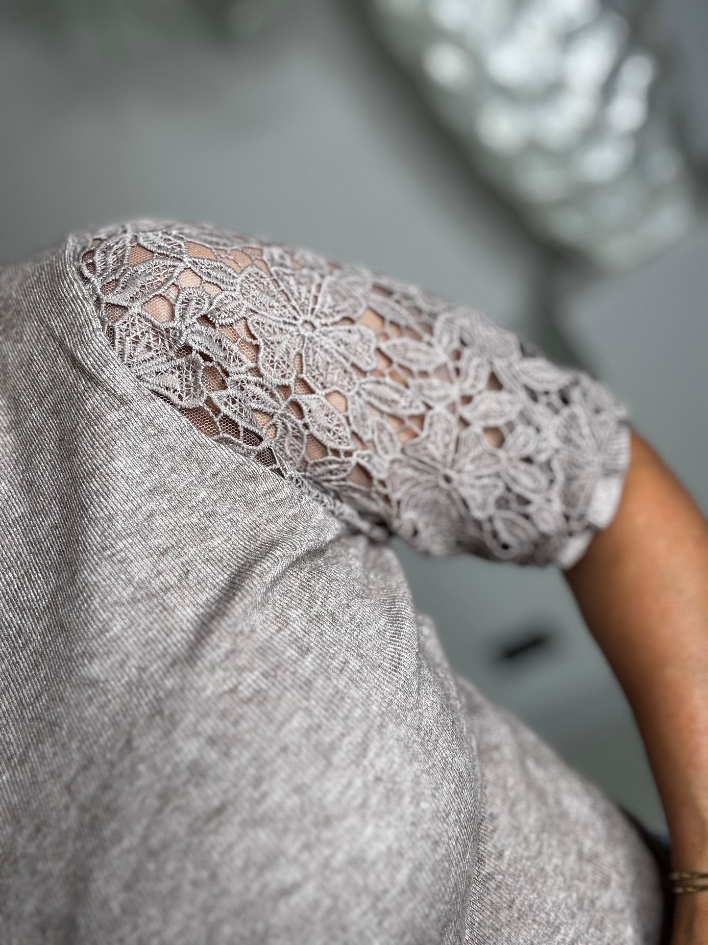 Top taupe kanten mouw