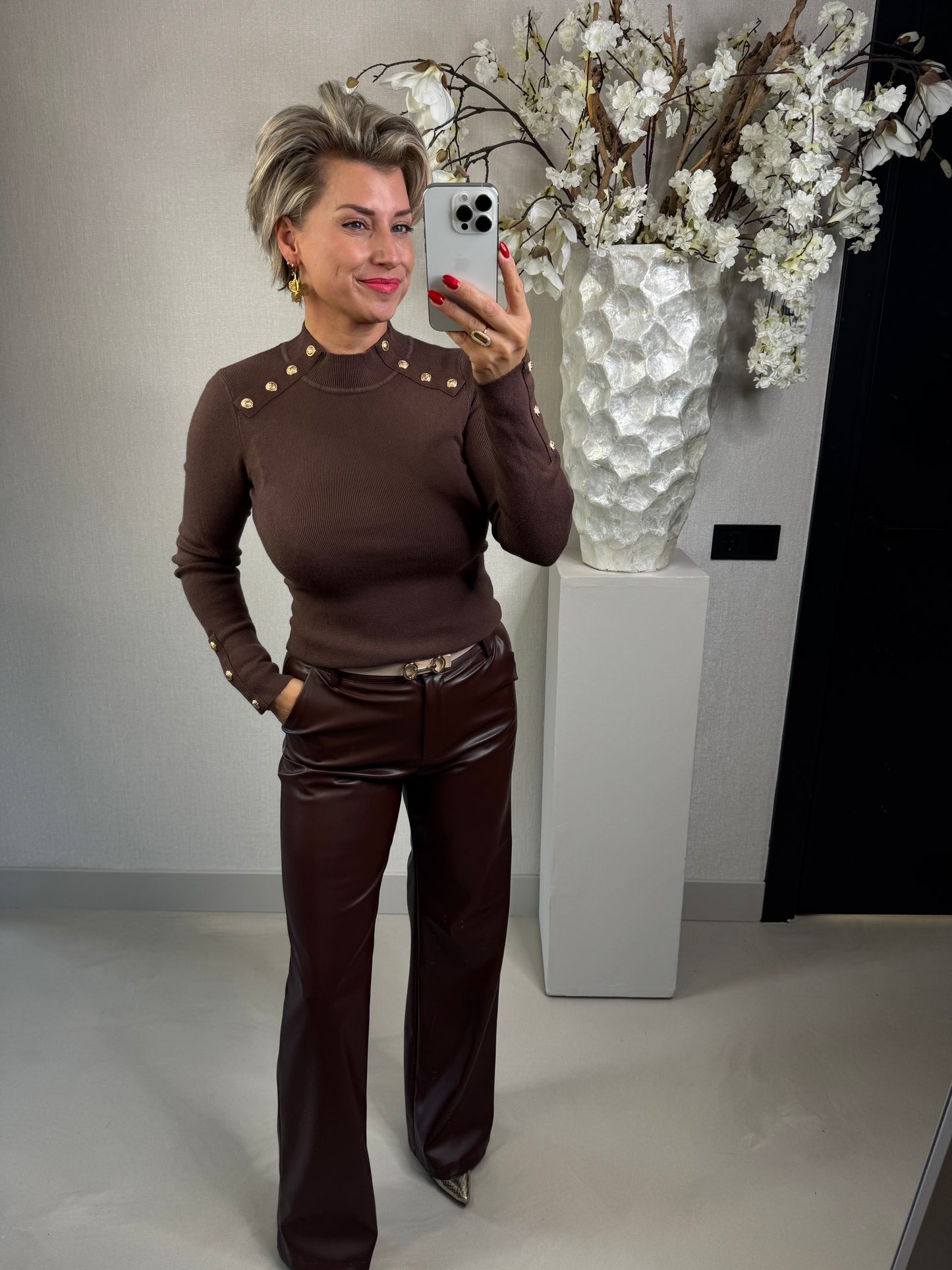 Trui bruin met gouden knopen