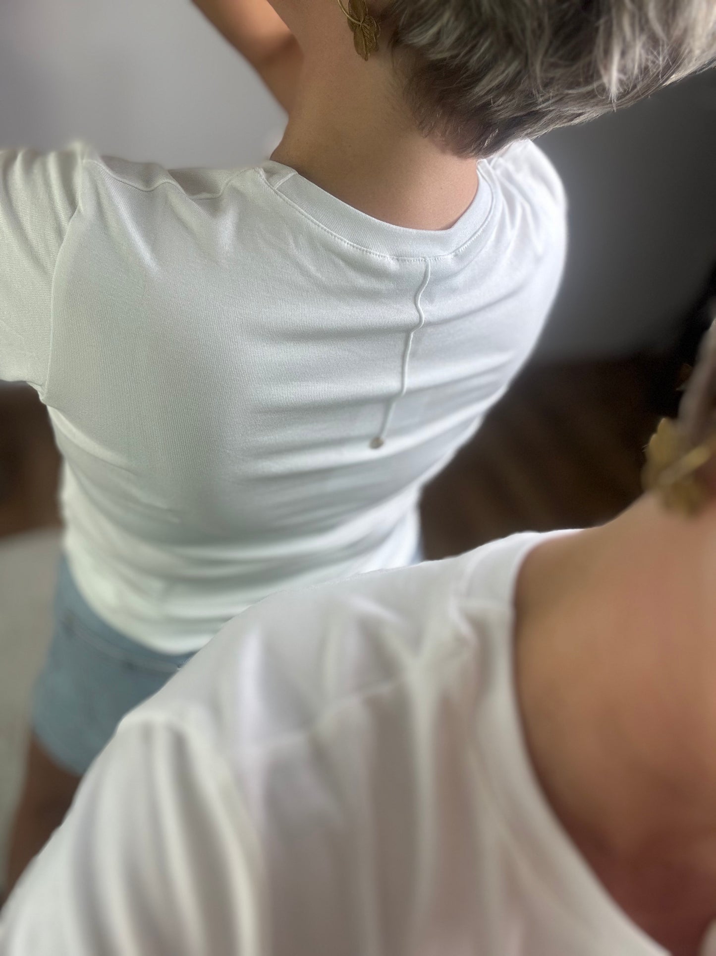 Top basic button off white