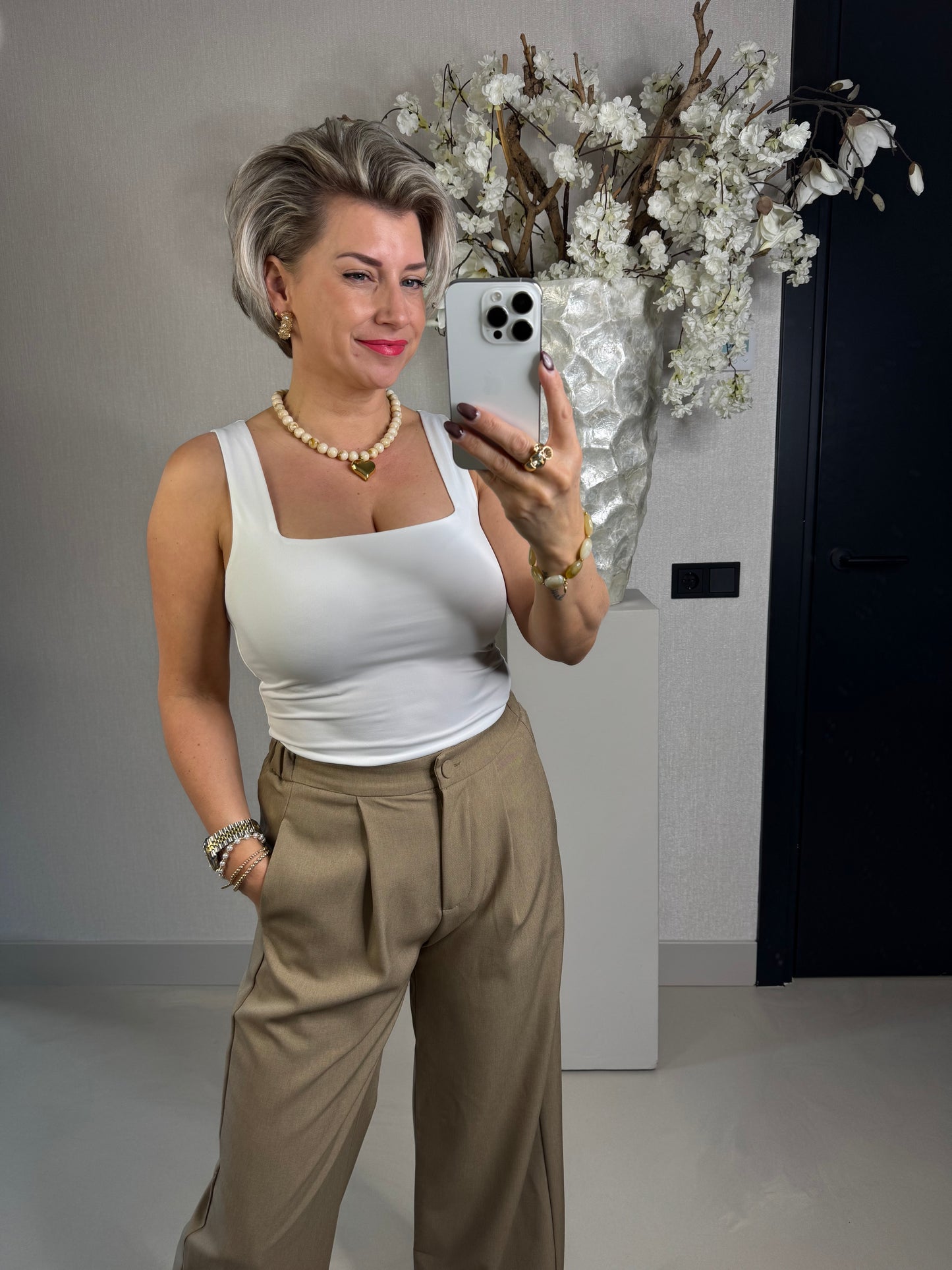 Basic travel top off white