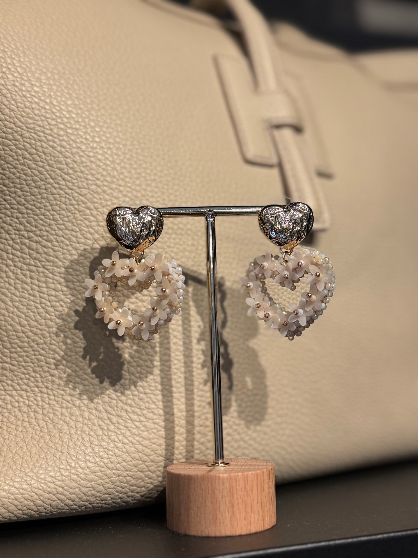 Oorbellen hartjes beige
