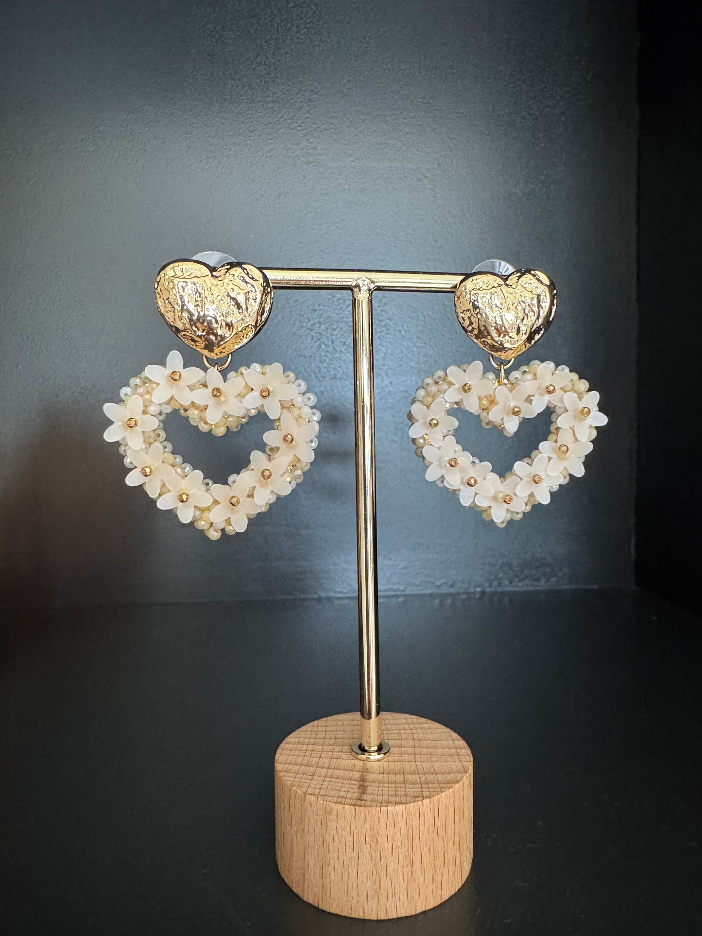 Oorbellen hartjes beige