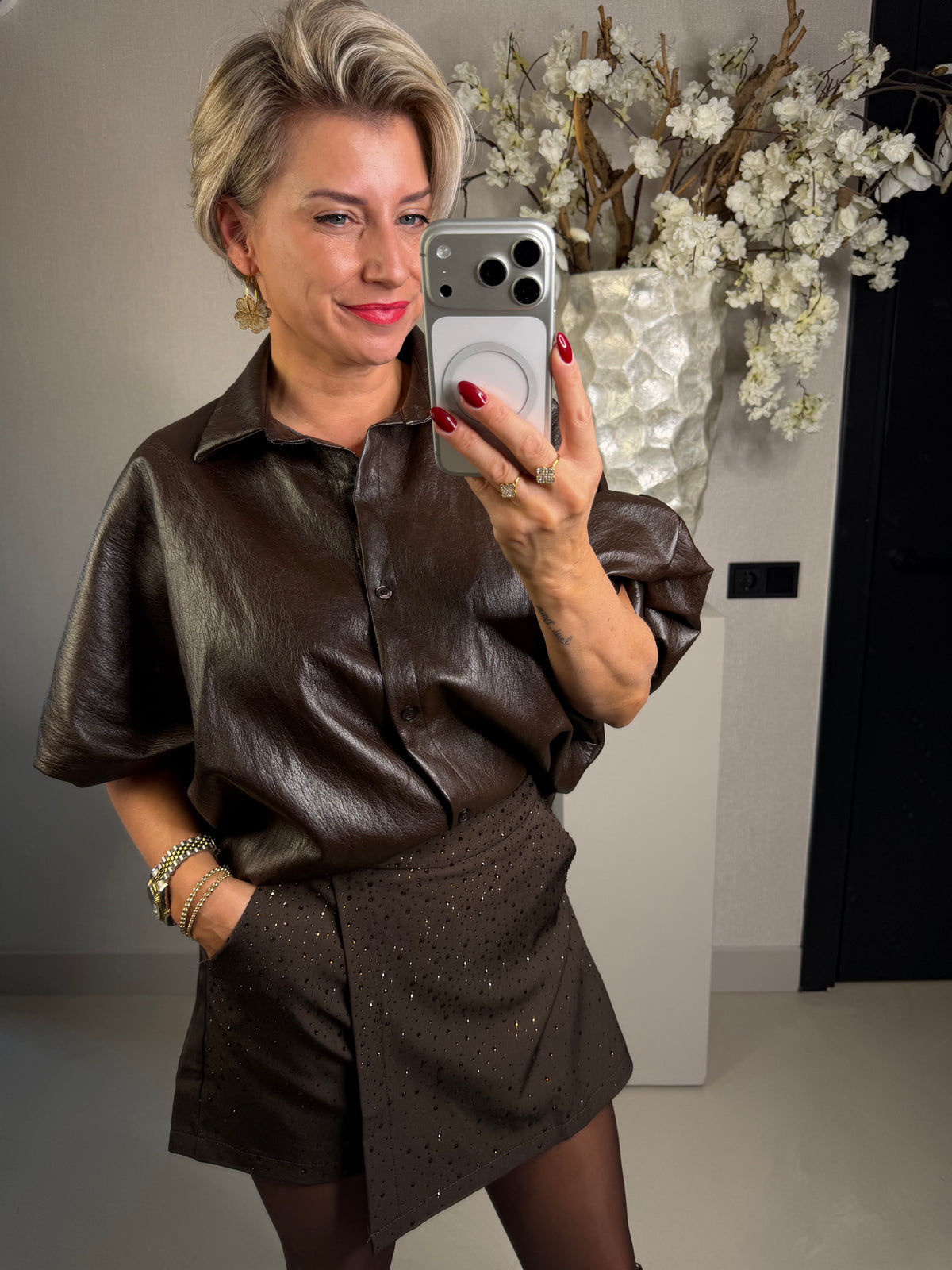 Blouse leather look pofmouwen bruin