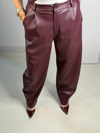 Pantalon leather look bordeaux