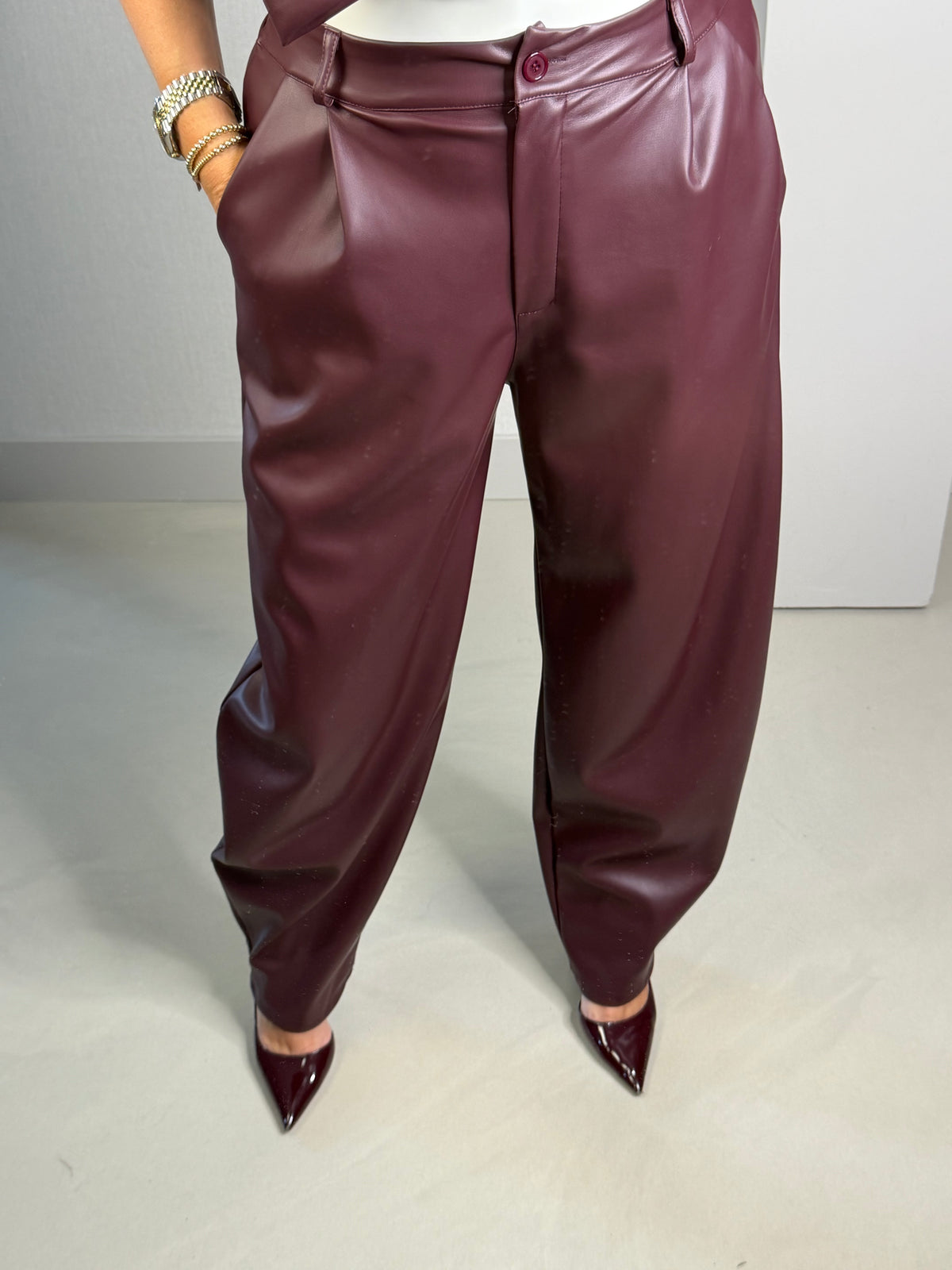 Pantalon leather look bordeaux
