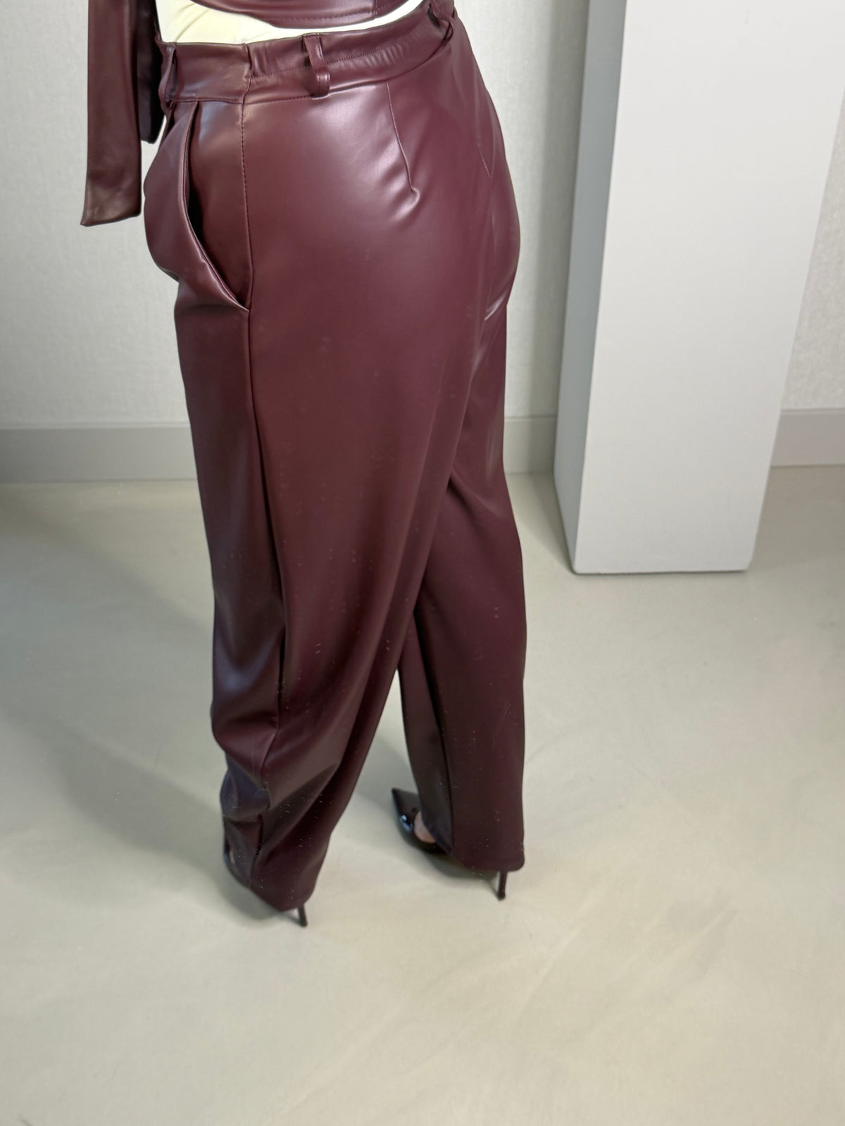 Pantalon leather look bordeaux
